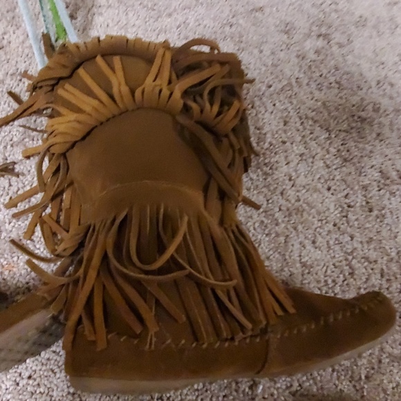 MINNETONKA THREE LAYER FRINGE BOOT - Picture 3 of 5